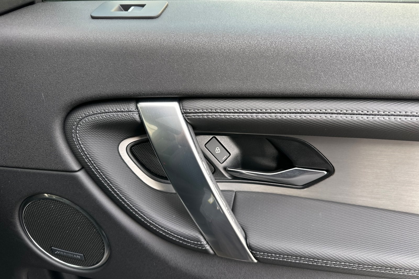 2025 Land Rover Discovery Sport SE