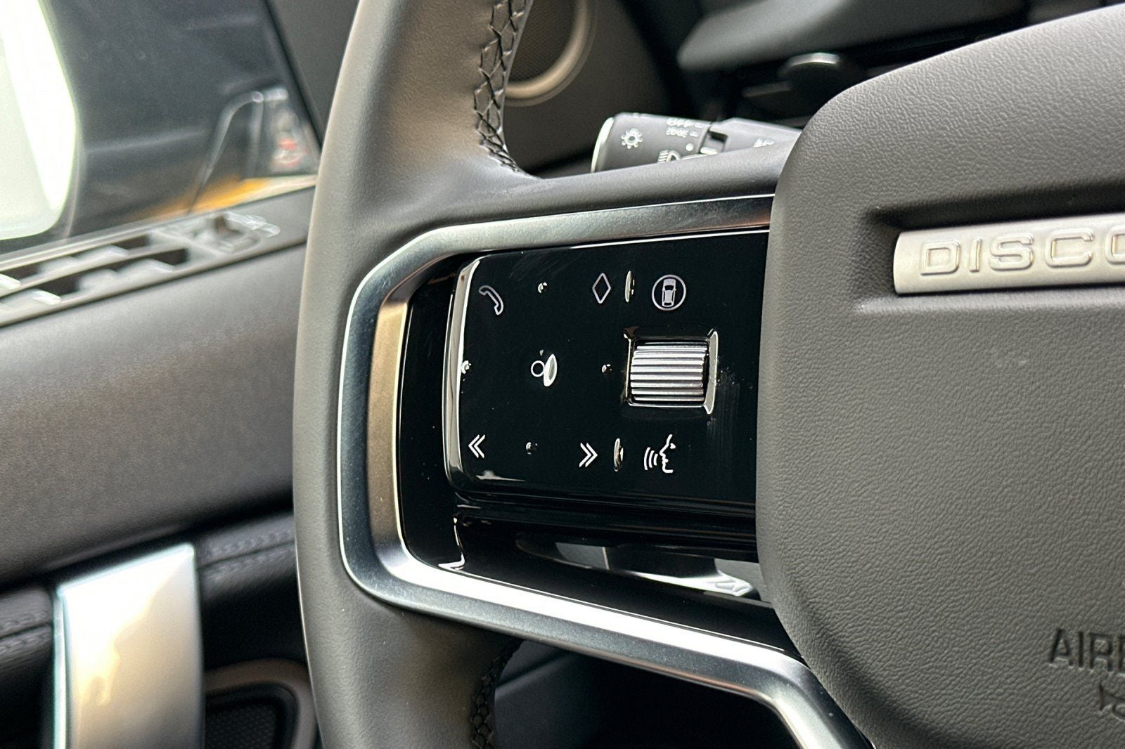 2025 Land Rover Discovery Sport SE