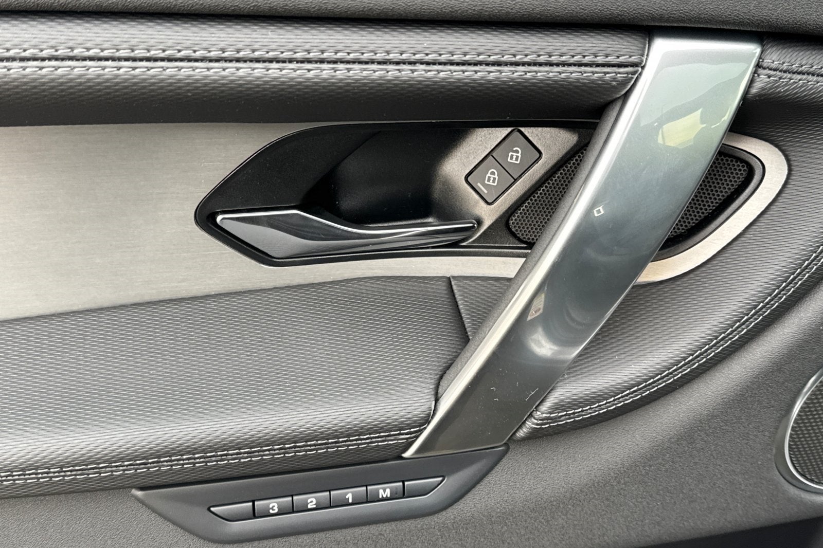 2025 Land Rover Discovery Sport SE