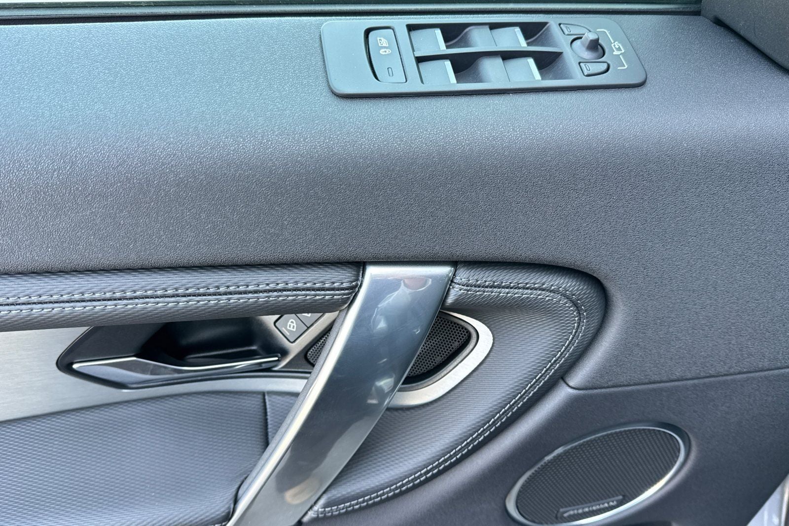2025 Land Rover Discovery Sport SE