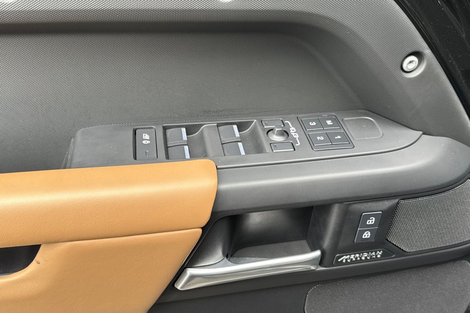 2025 Land Rover Defender 110 X-Dynamic SE