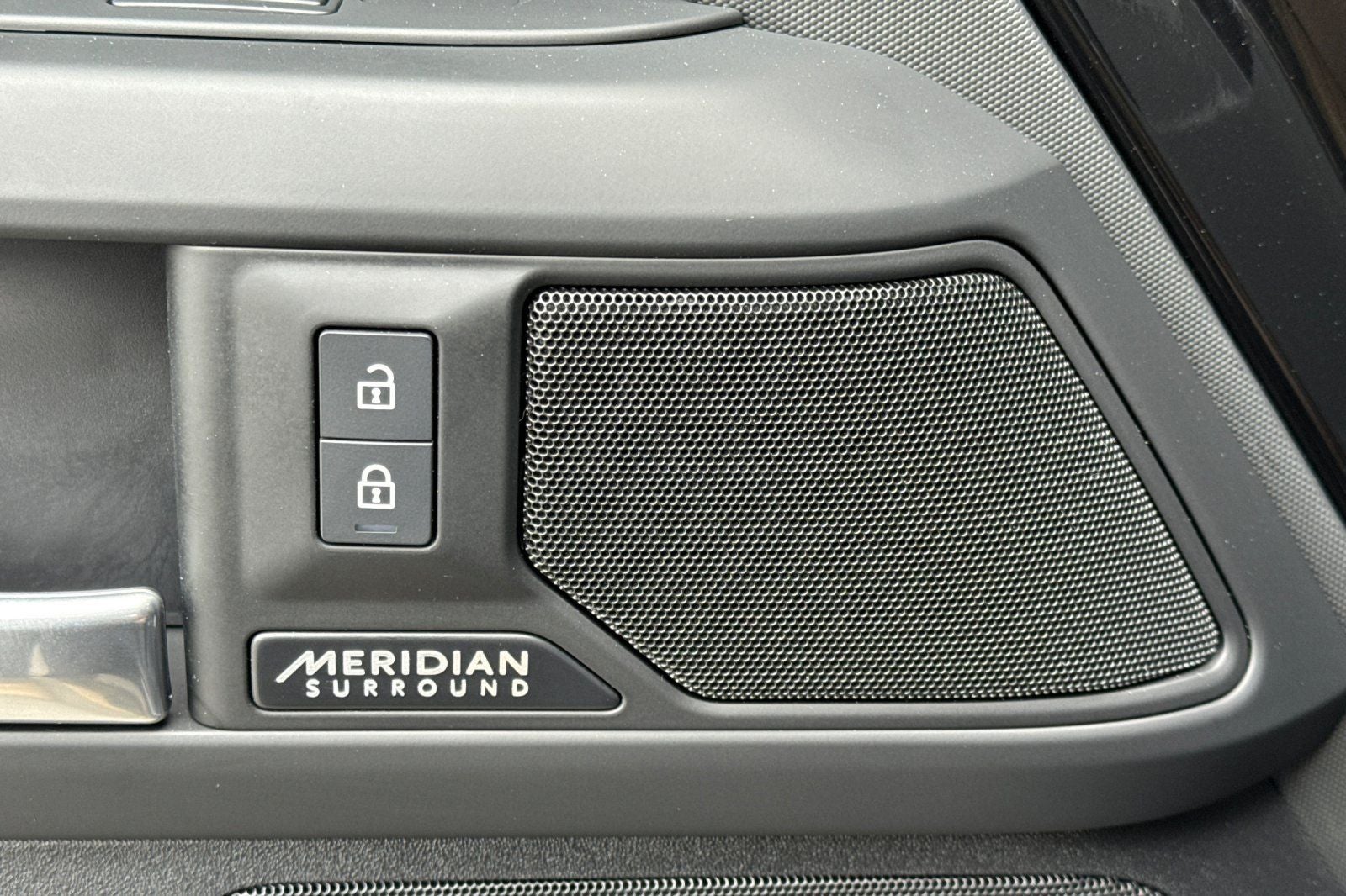 2025 Land Rover Defender 110 X-Dynamic SE