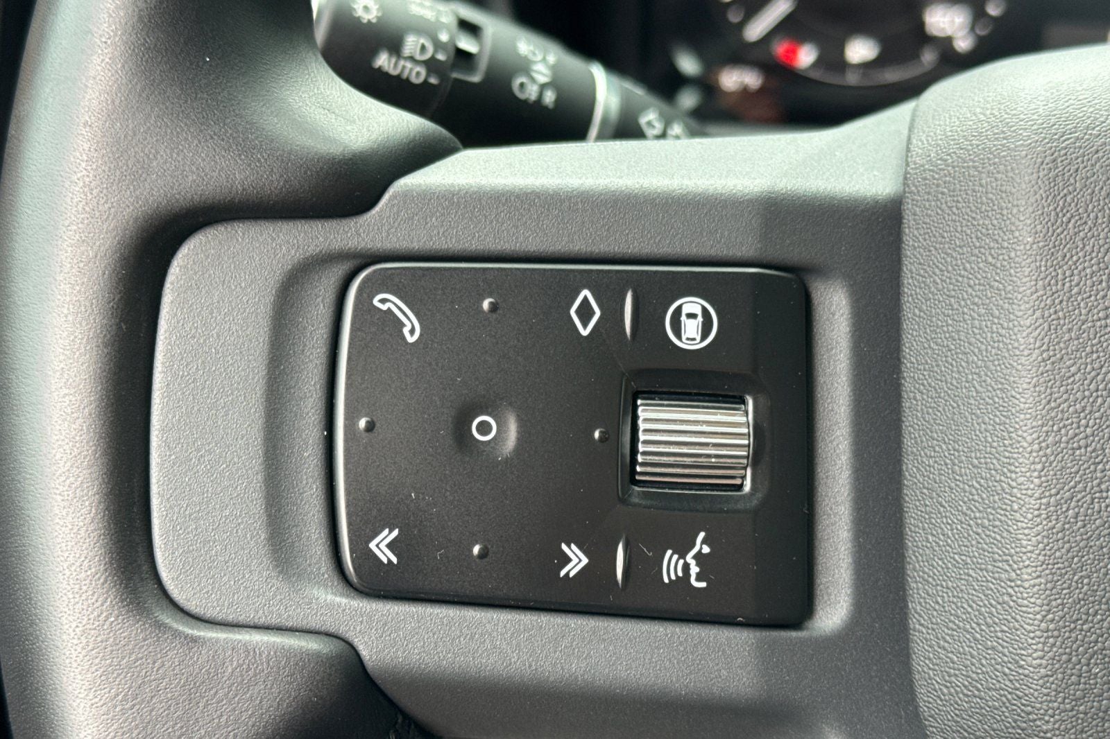 2025 Land Rover Defender 110 X-Dynamic SE