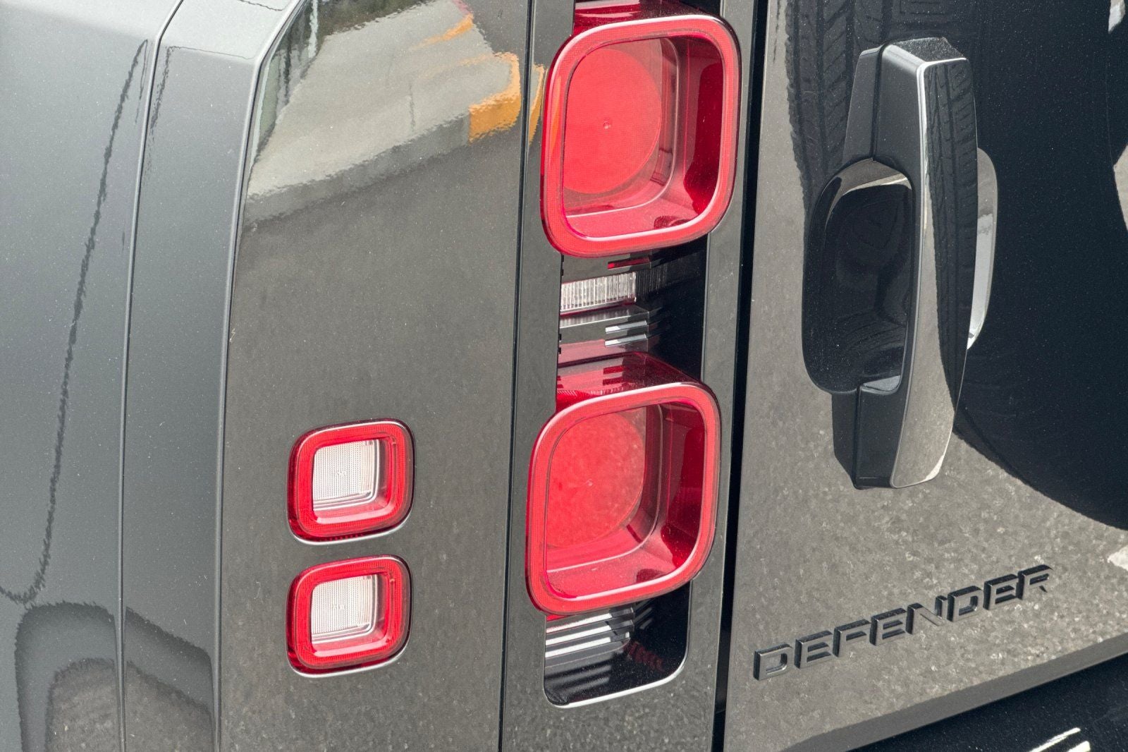 2025 Land Rover Defender 110 X-Dynamic SE