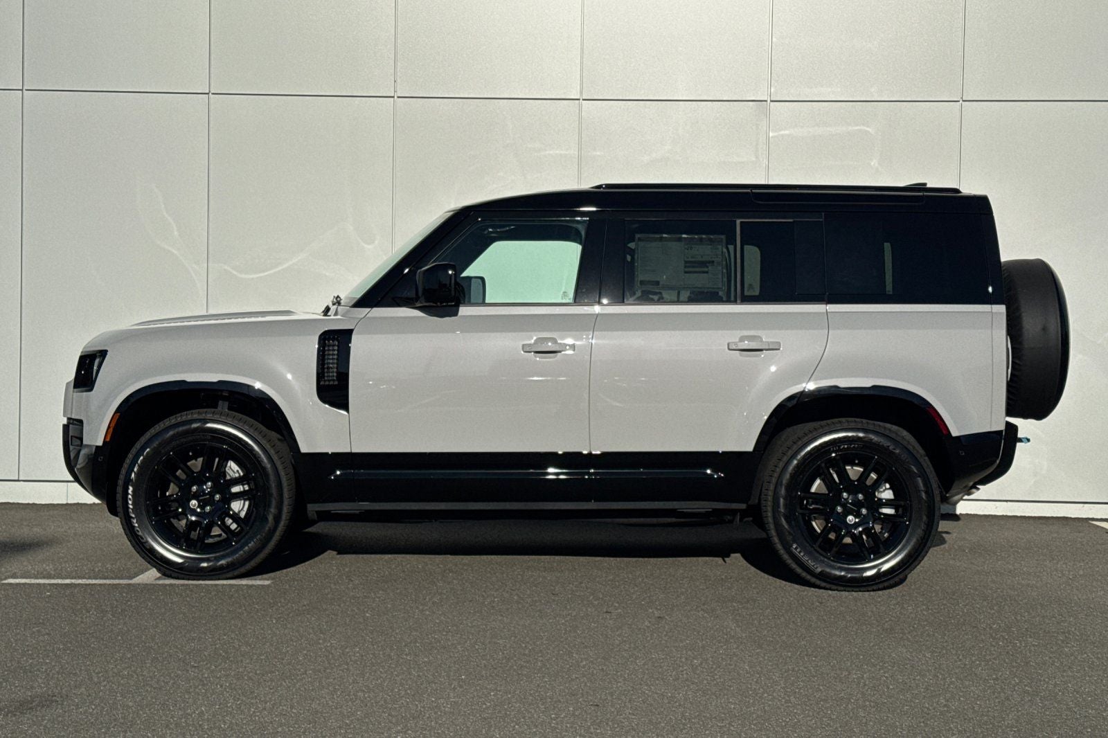 2026 Land Rover Defender 110 X-Dynamic SE