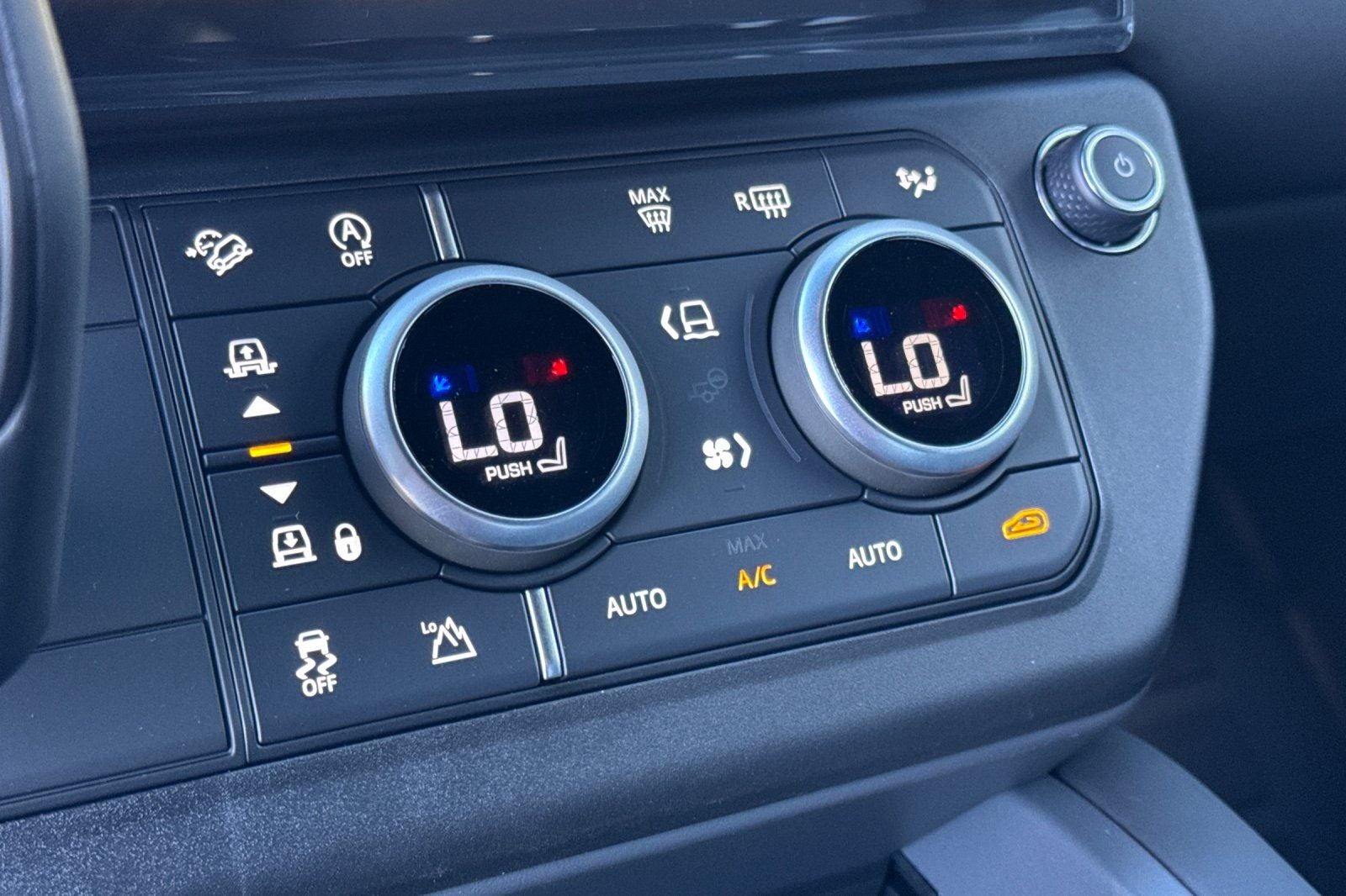 2026 Land Rover Defender 110 X-Dynamic SE