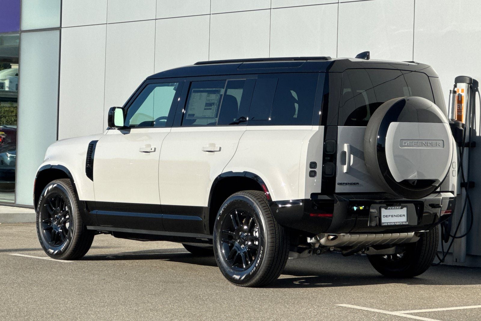 2026 Land Rover Defender 110 X-Dynamic SE