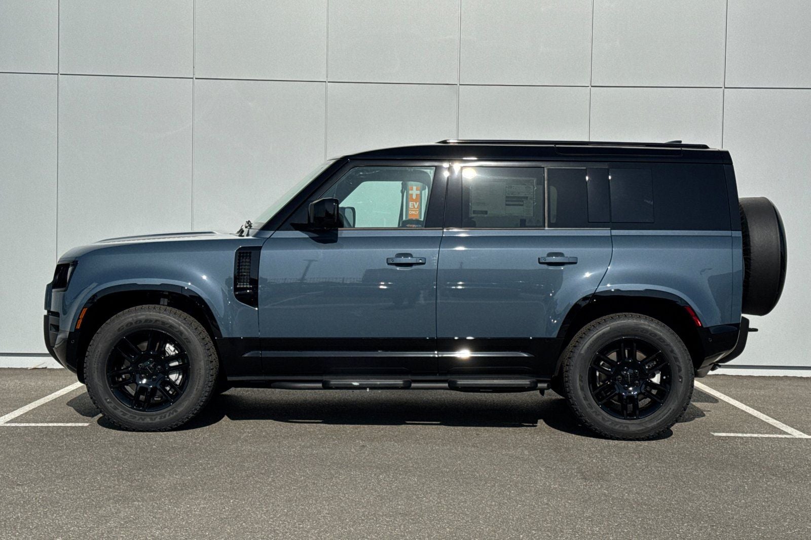 2026 Land Rover Defender 110 X-Dynamic SE
