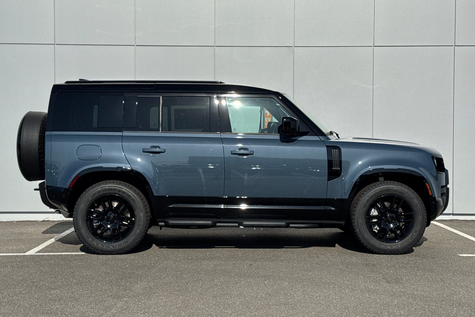 2026 Land Rover Defender 110 X-Dynamic SE
