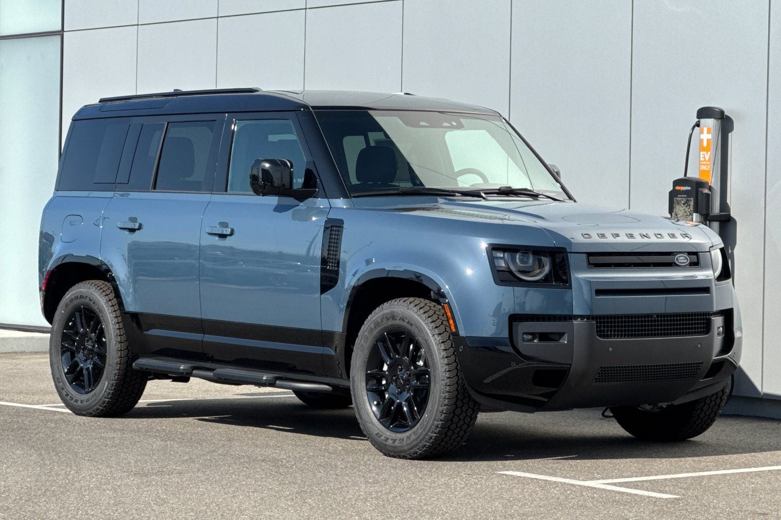 2026 Land Rover Defender 110 X-Dynamic SE