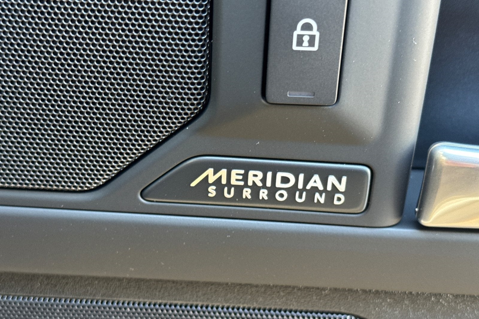 2026 Land Rover Defender 110 X-Dynamic SE