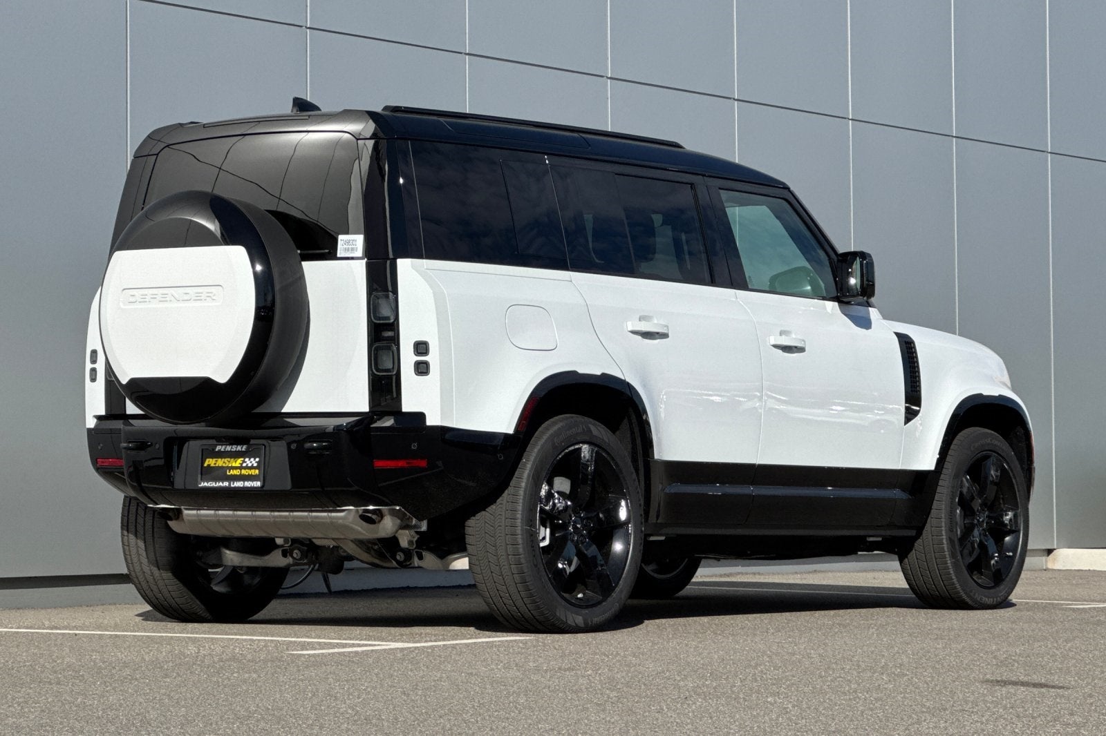 2026 Land Rover Defender 110 X-Dynamic SE