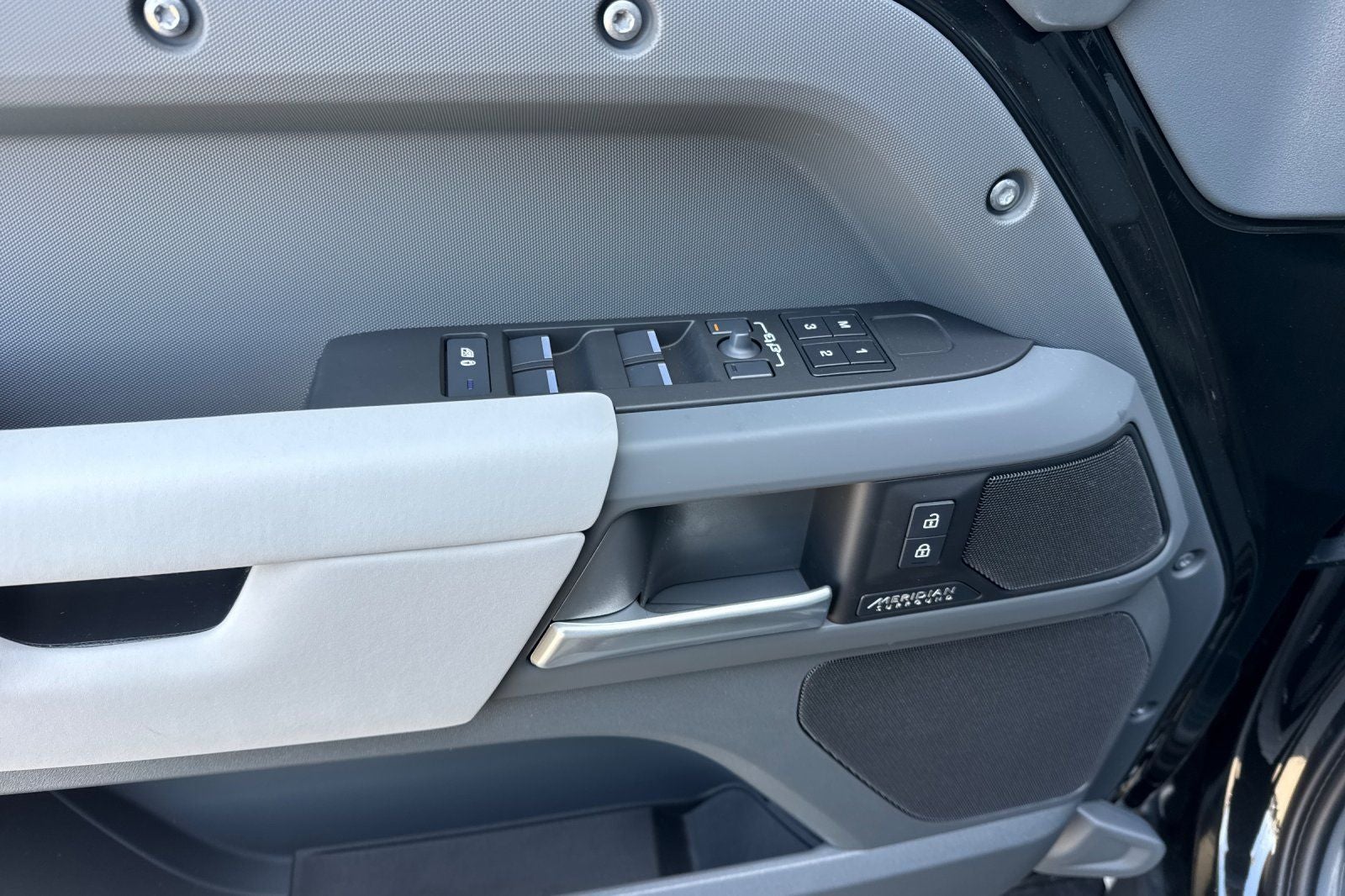 2026 Land Rover Defender 110 X-Dynamic SE