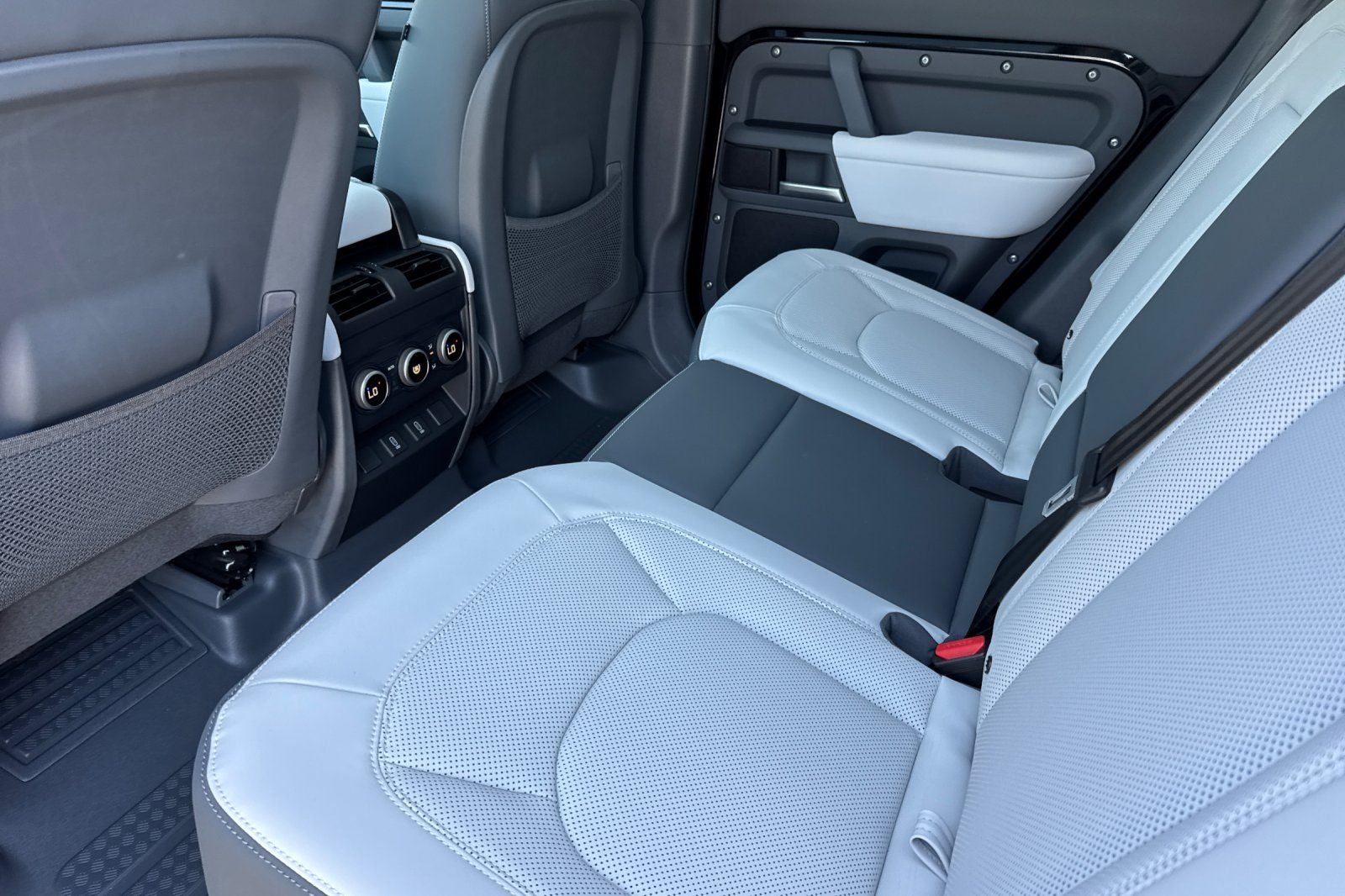 2026 Land Rover Defender 110 X-Dynamic SE