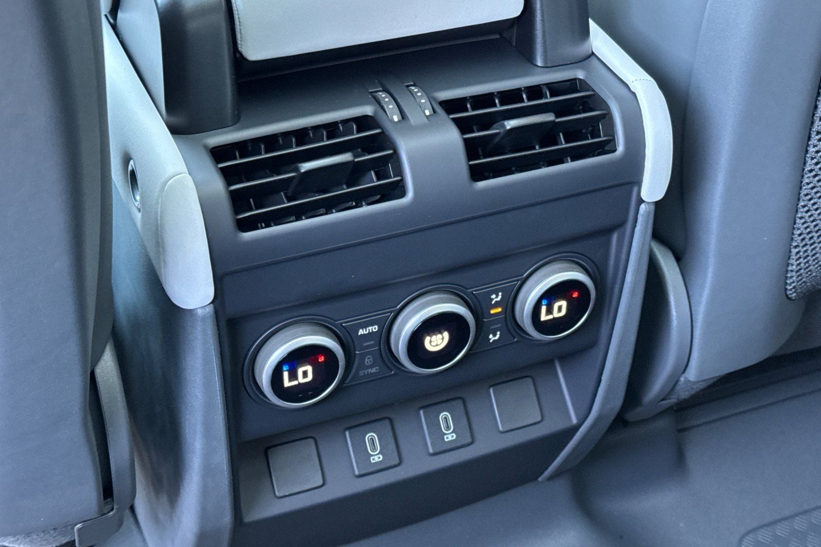 2026 Land Rover Defender 110 X-Dynamic SE