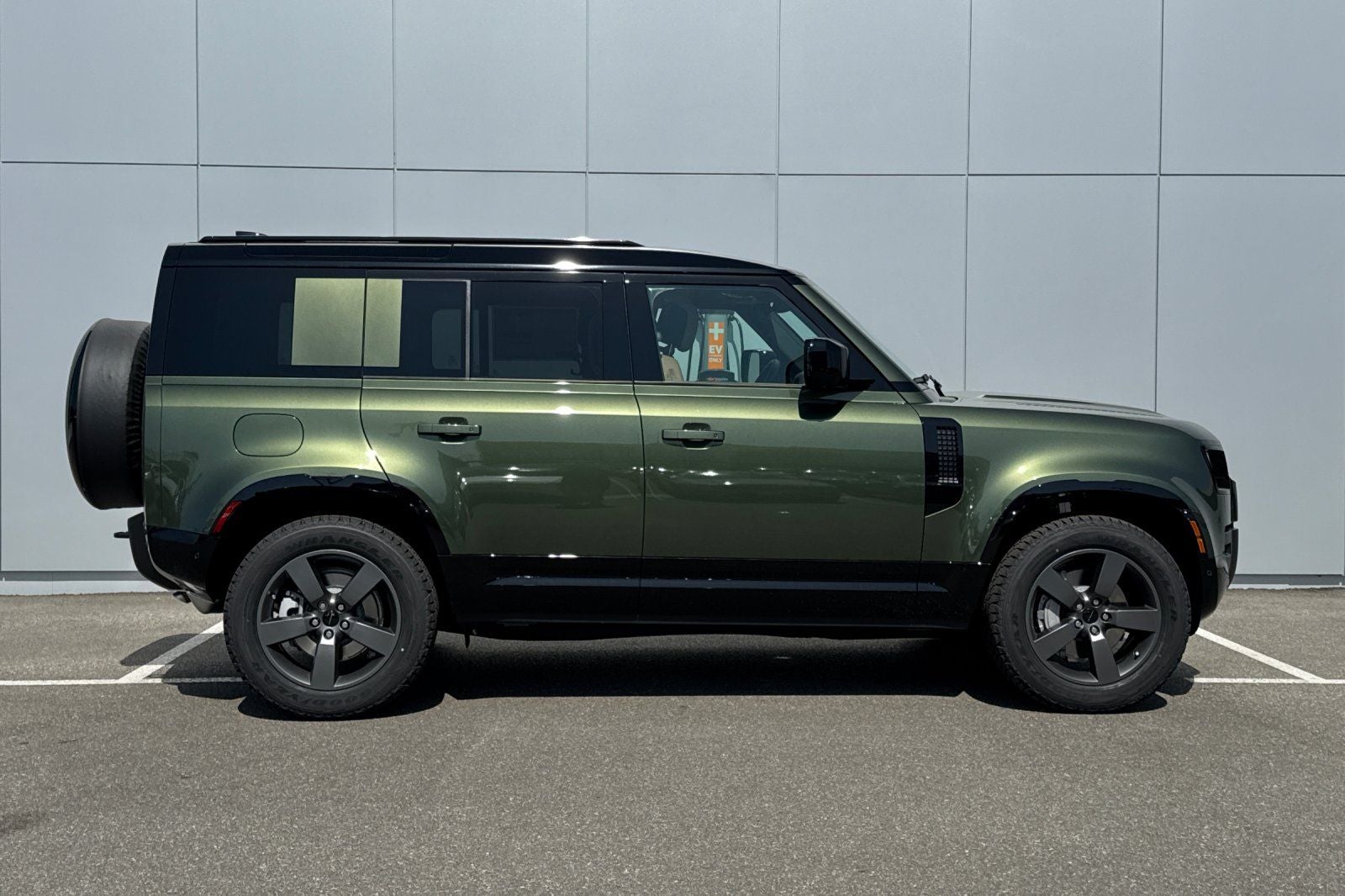 2026 Land Rover Defender 110 X-Dynamic SE