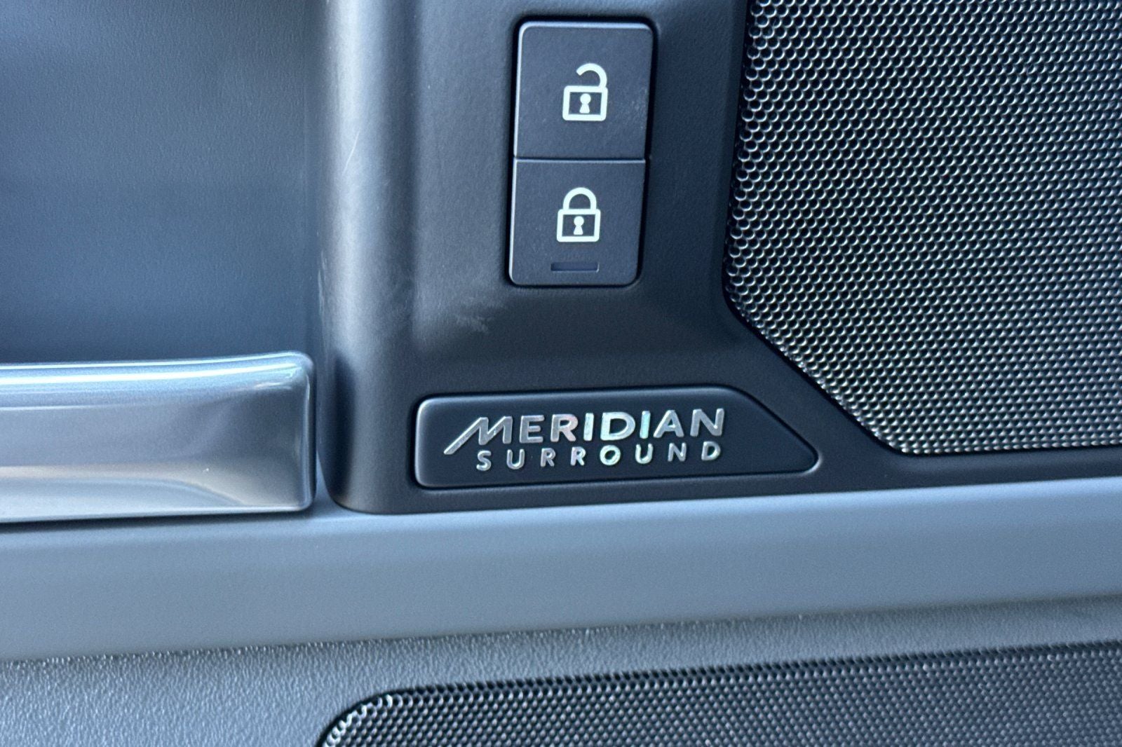 2026 Land Rover Defender 110 X-Dynamic SE