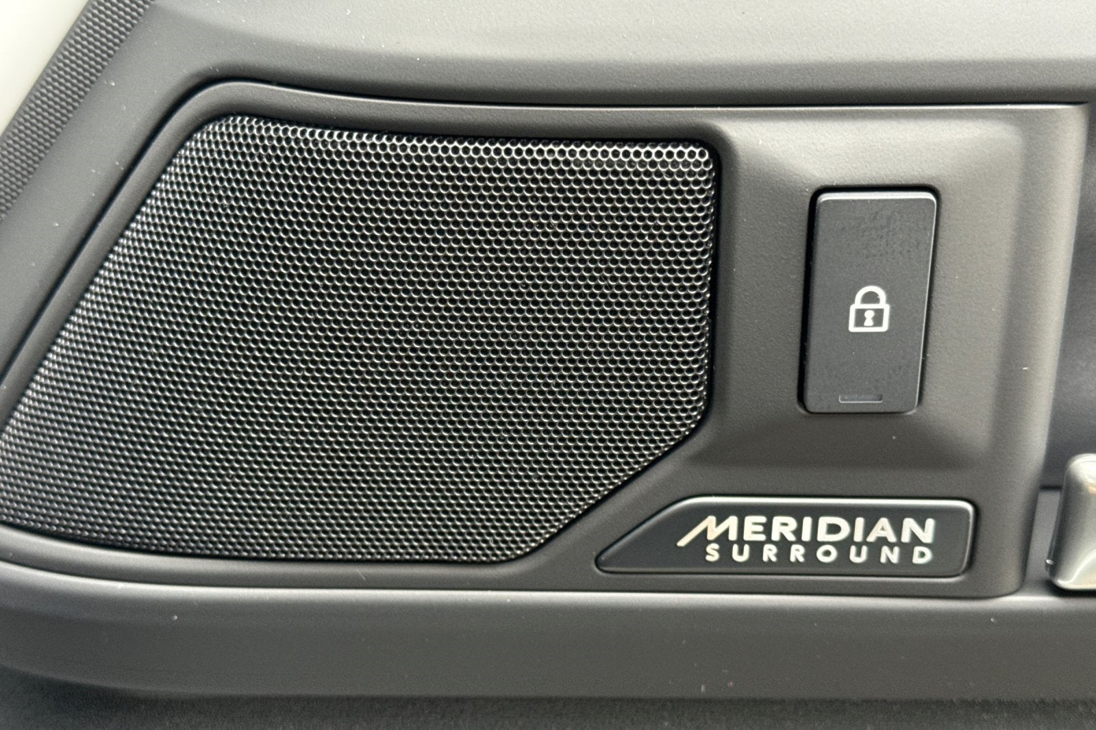 2026 Land Rover Defender 110 X-Dynamic SE