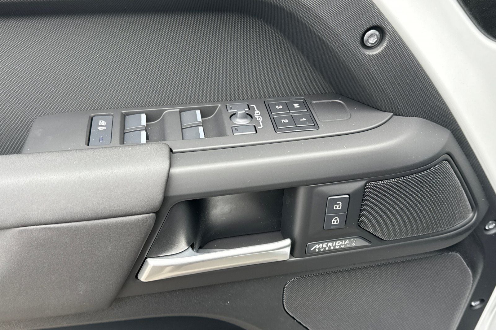 2026 Land Rover Defender 110 X-Dynamic SE