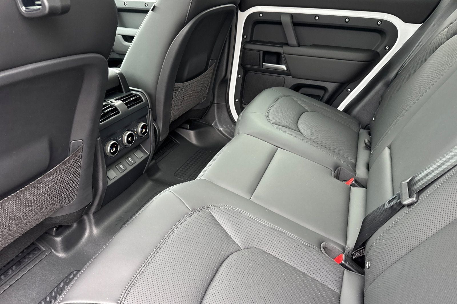 2026 Land Rover Defender 110 X-Dynamic SE