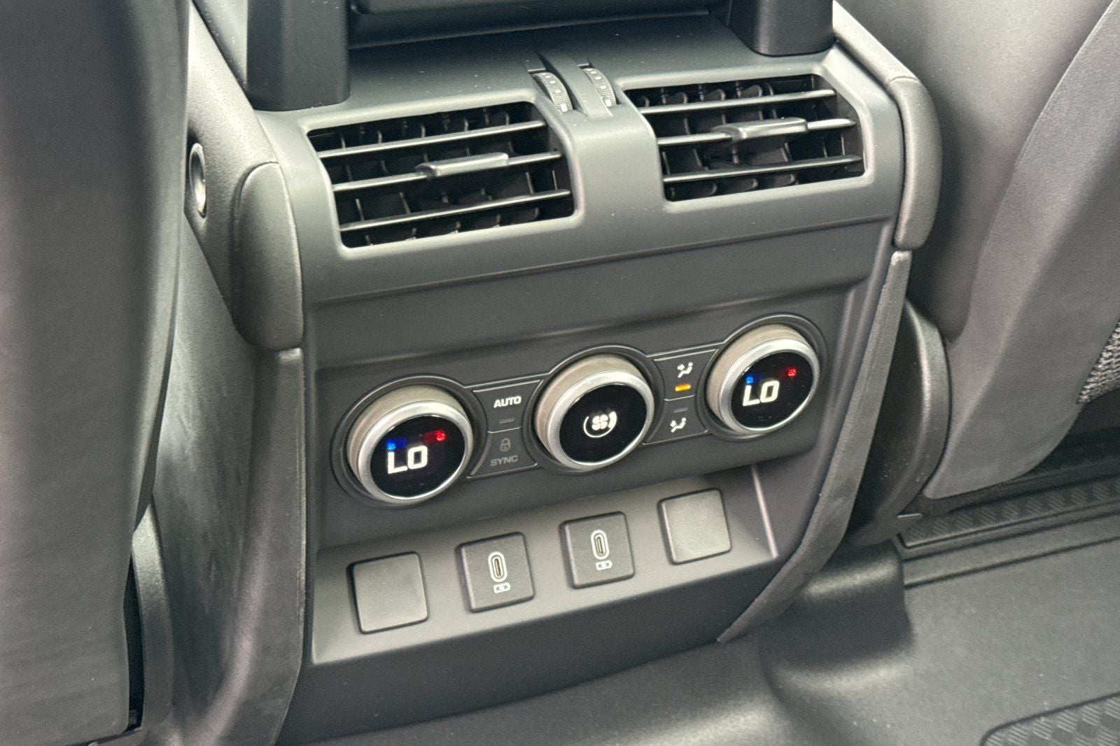 2026 Land Rover Defender 110 X-Dynamic SE