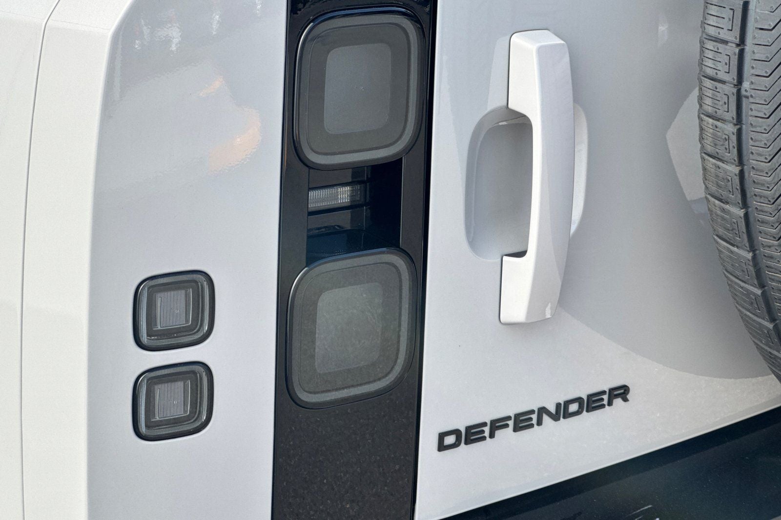 2026 Land Rover Defender 110 X-Dynamic SE