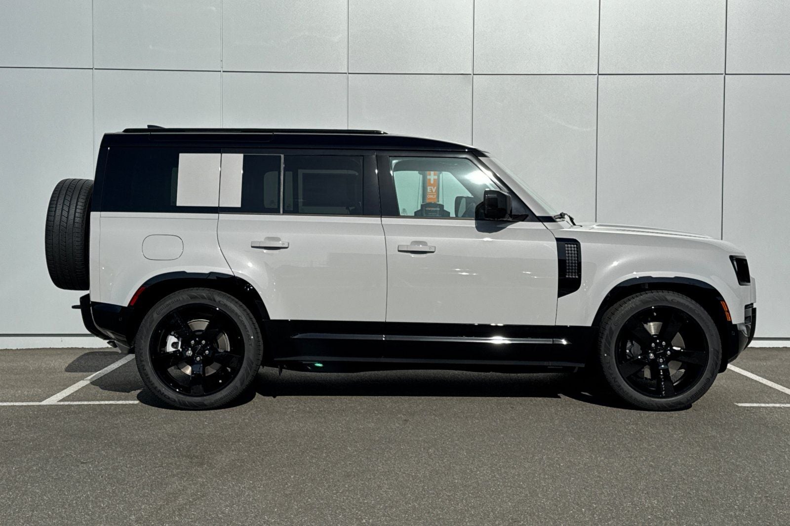 2026 Land Rover Defender 110 X-Dynamic SE