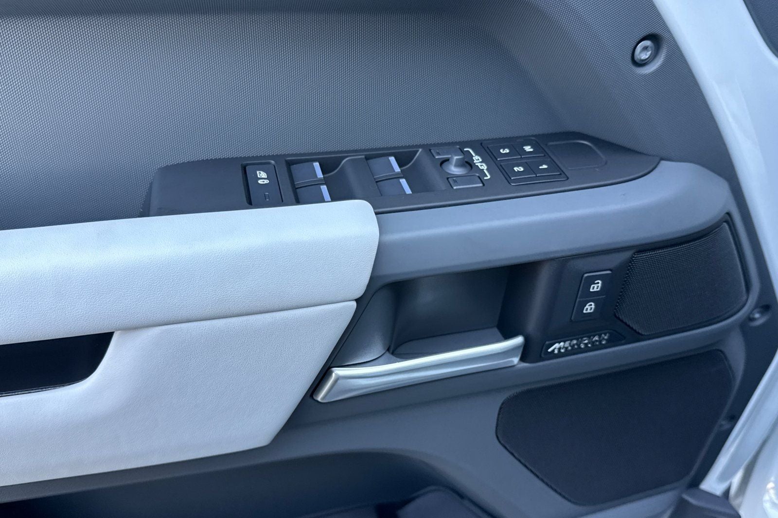 2026 Land Rover Defender 110 X-Dynamic SE