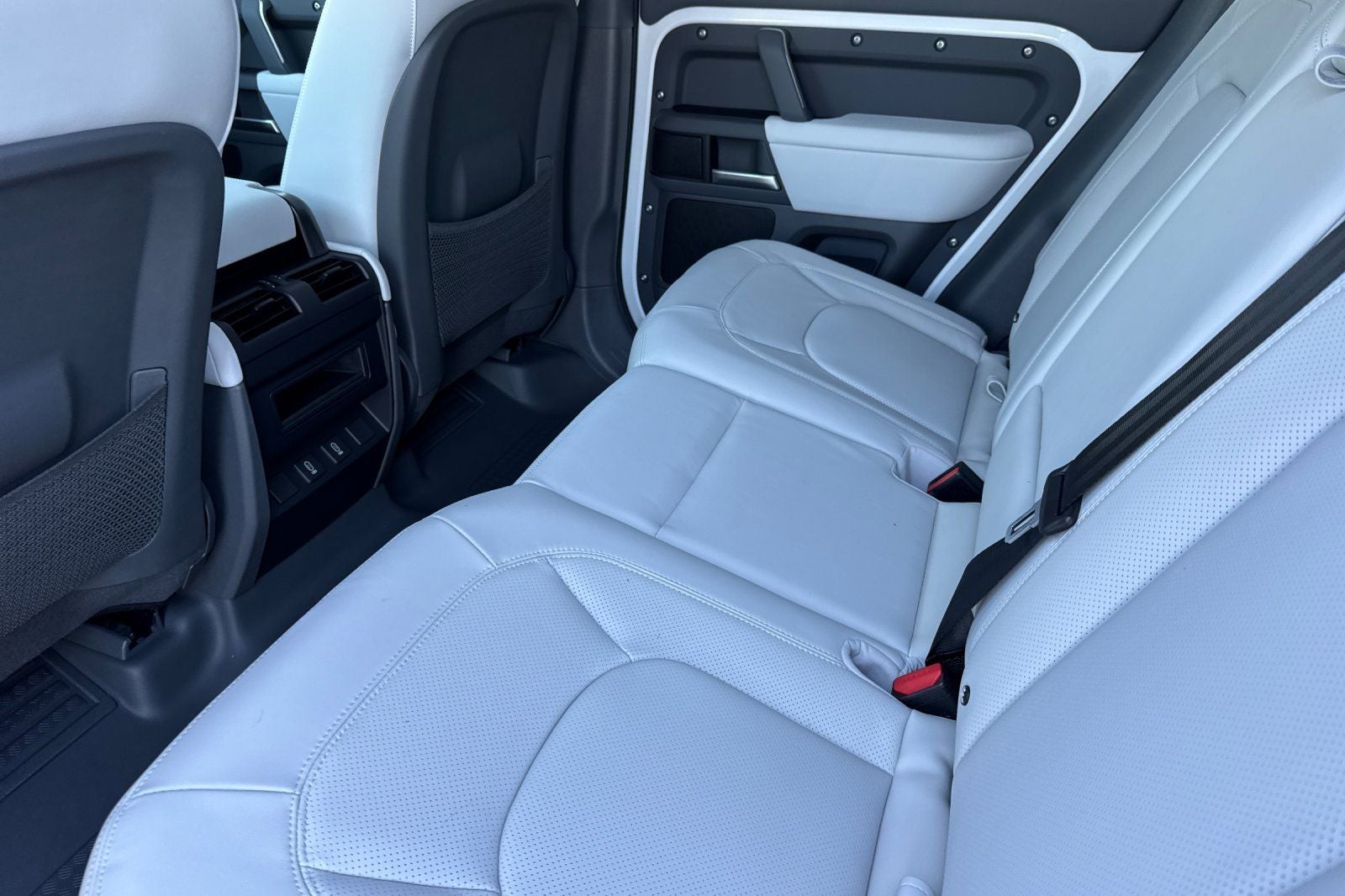 2026 Land Rover Defender 110 X-Dynamic SE