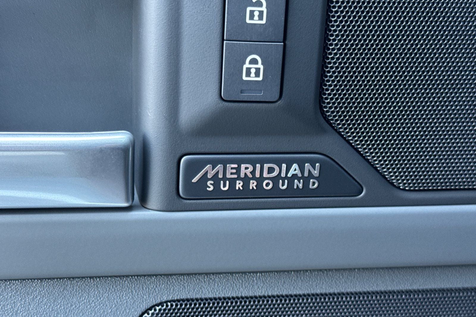 2026 Land Rover Defender 110 X-Dynamic SE