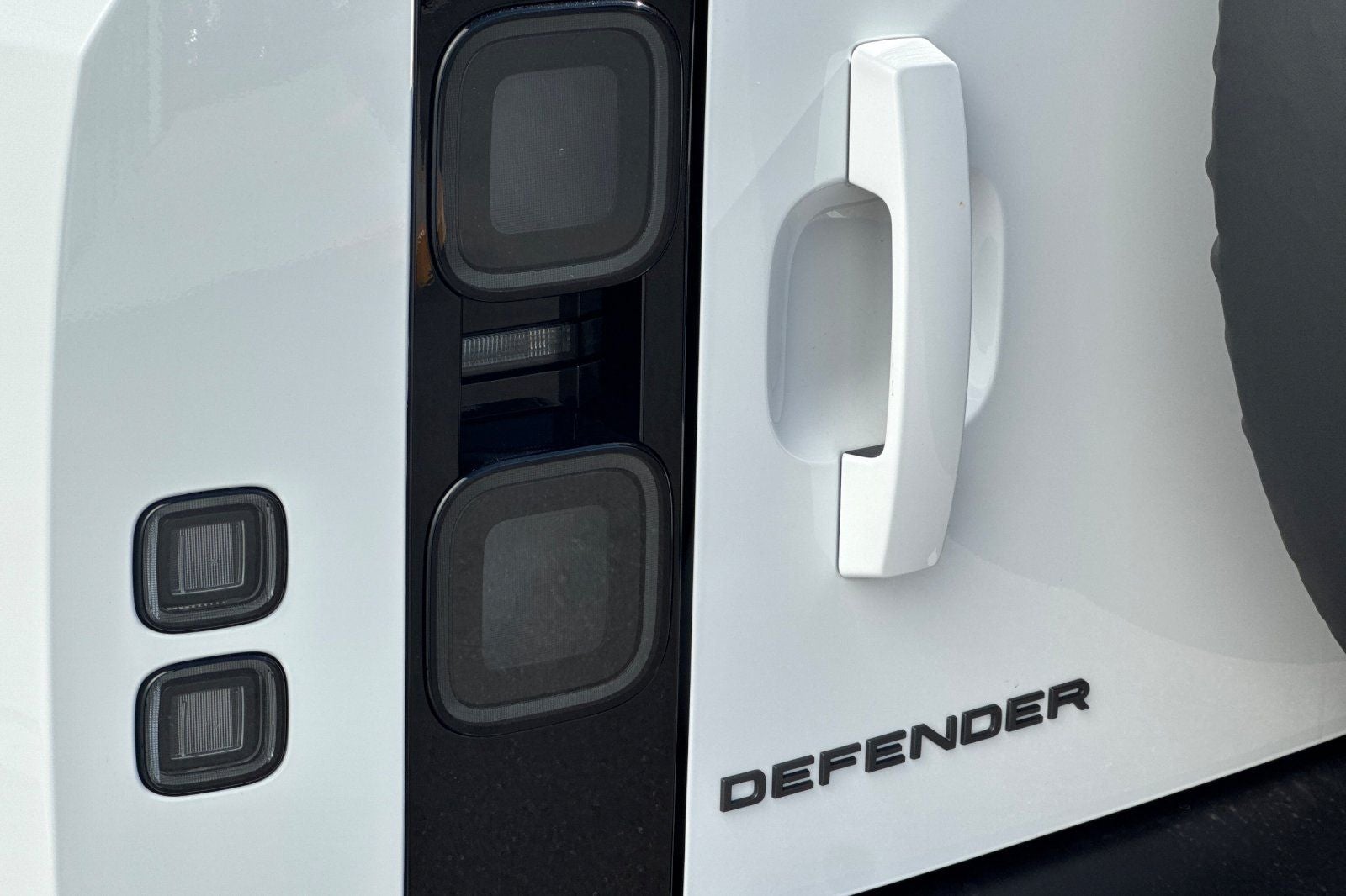 2026 Land Rover Defender 110 X-Dynamic SE