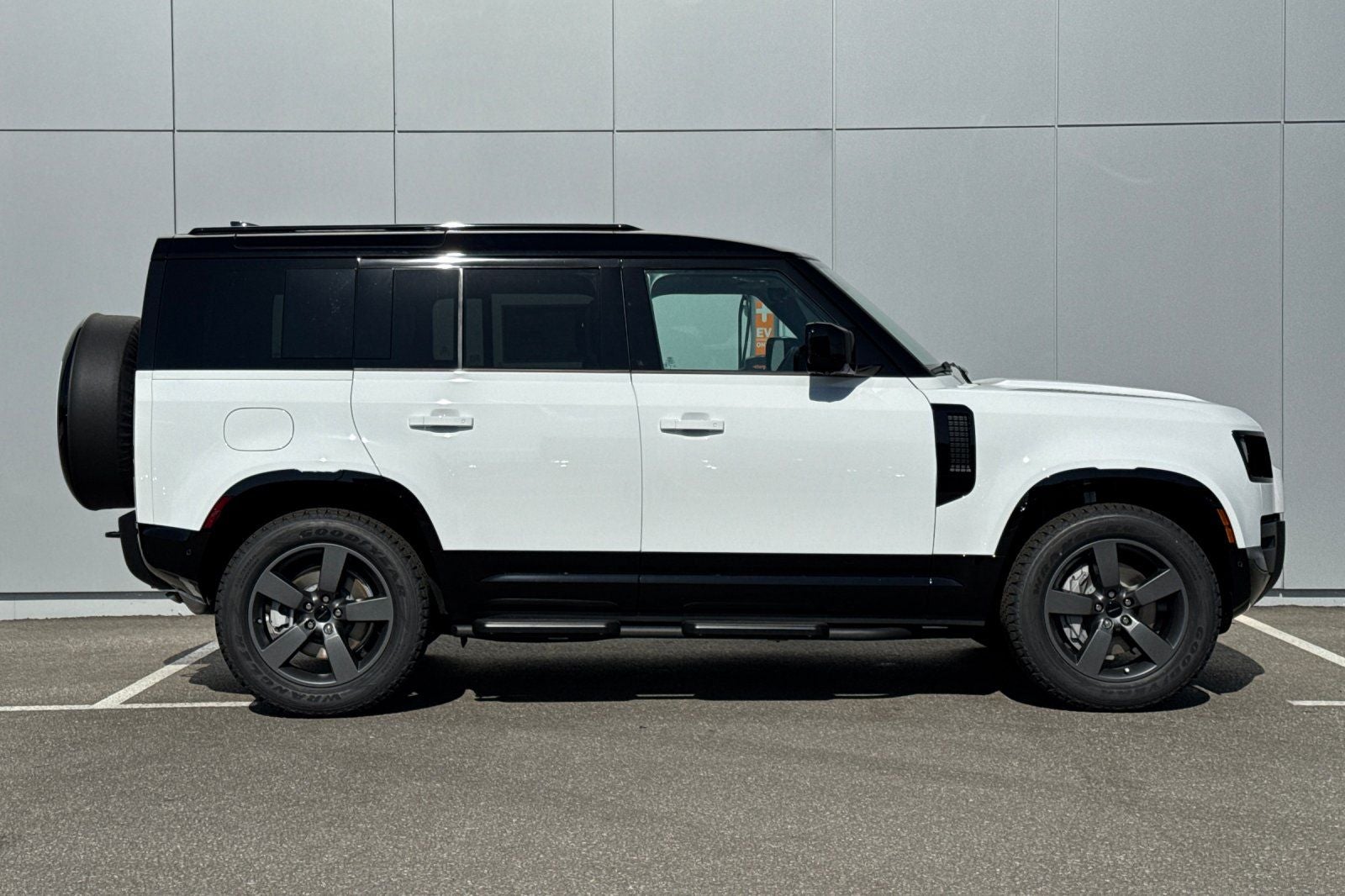 2026 Land Rover Defender 110 X-Dynamic SE