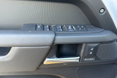 2026 Land Rover Defender 110 X-Dynamic SE