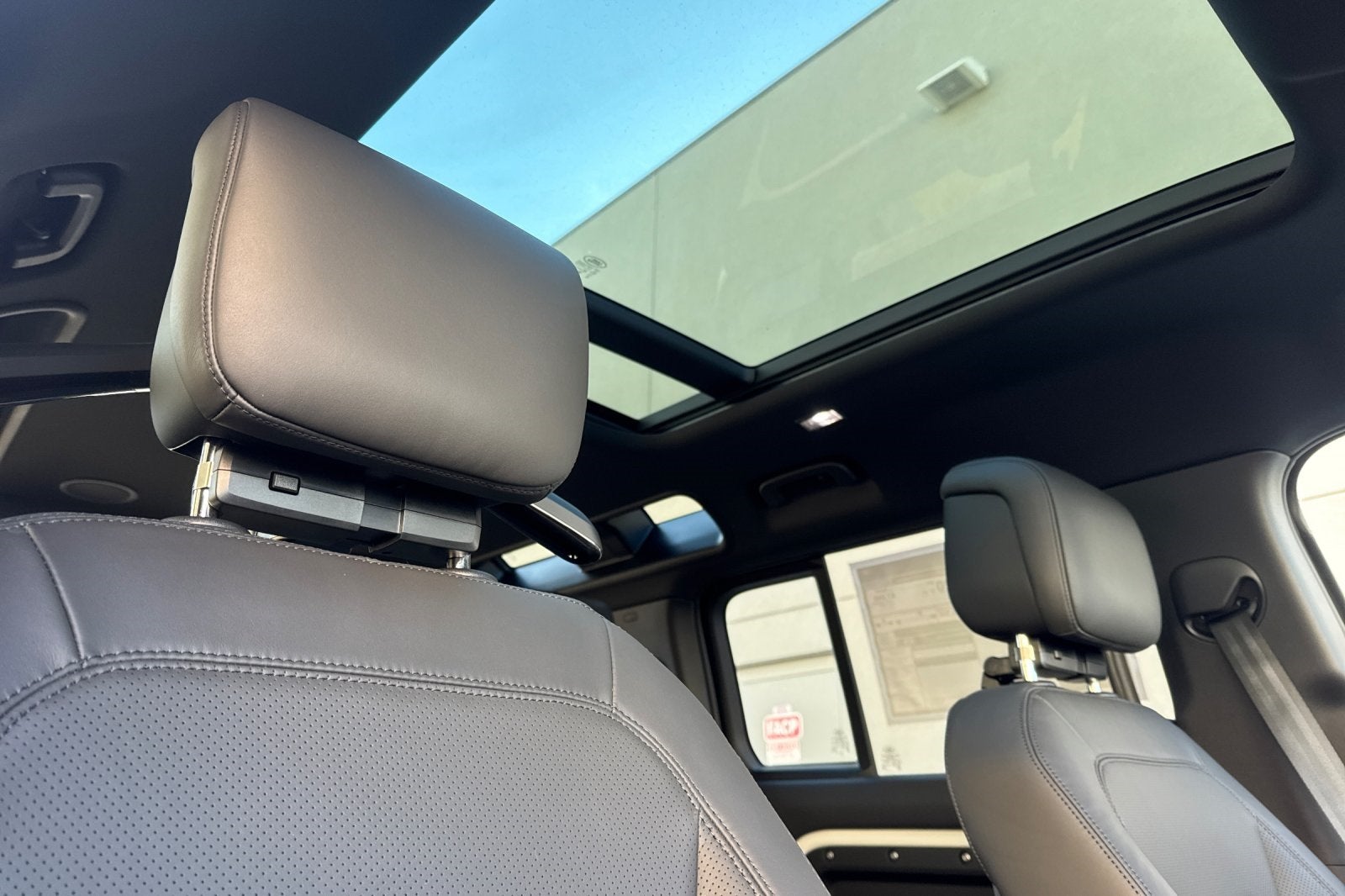 2026 Land Rover Defender 110 X-Dynamic SE