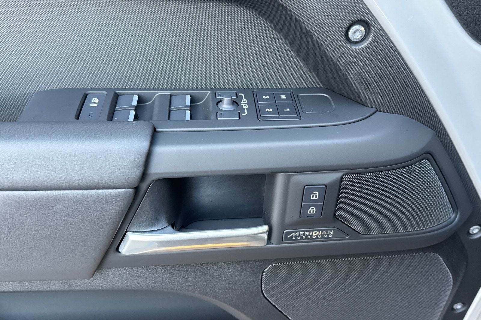 2026 Land Rover Defender 110 X-Dynamic SE