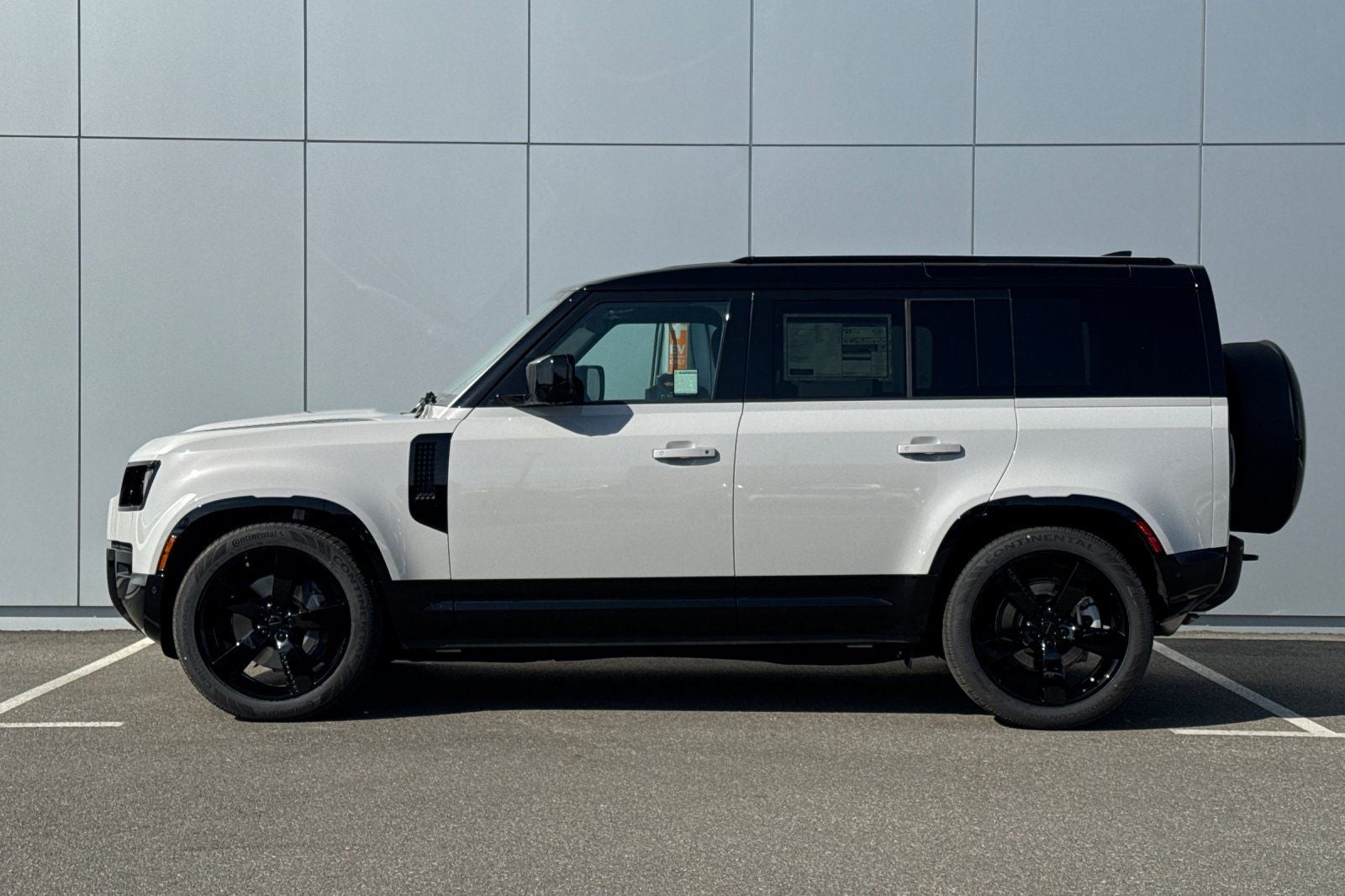 2026 Land Rover Defender 110 X-Dynamic SE