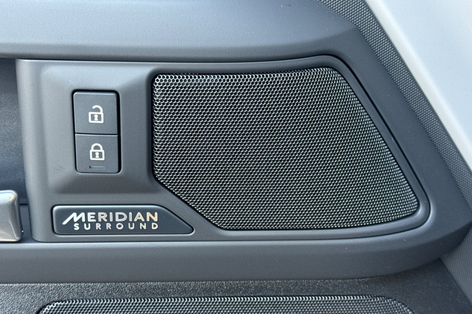 2026 Land Rover Defender 110 X-Dynamic SE