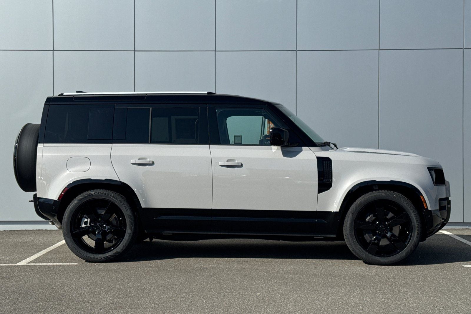 2026 Land Rover Defender 110 X-Dynamic SE