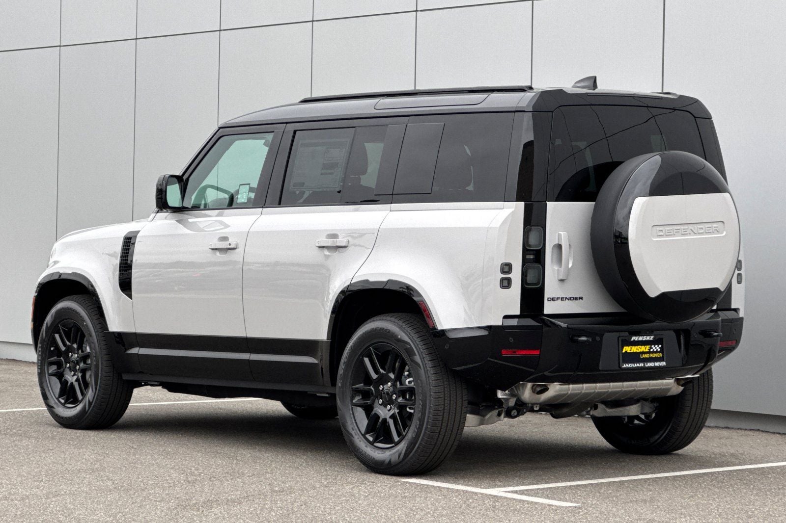 2026 Land Rover Defender 110 X-Dynamic SE