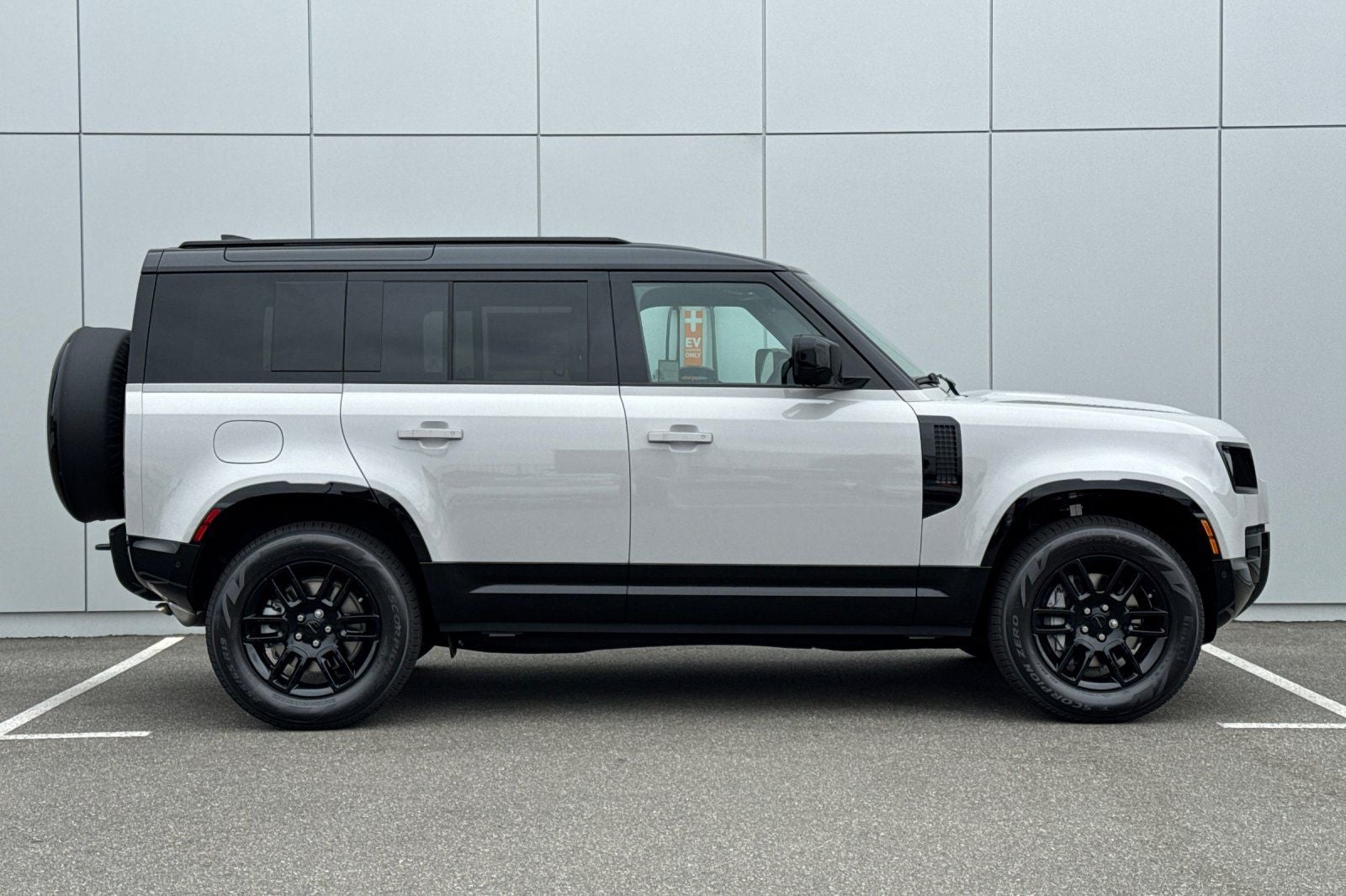 2026 Land Rover Defender 110 X-Dynamic SE