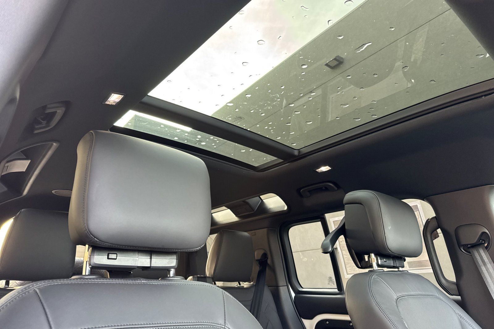 2026 Land Rover Defender 110 X-Dynamic SE