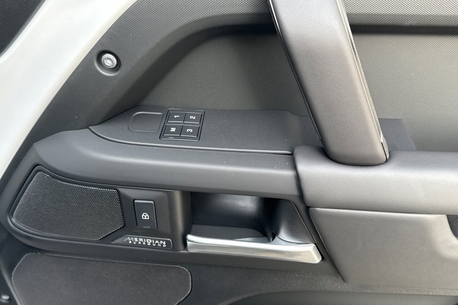 2026 Land Rover Defender 110 X-Dynamic SE