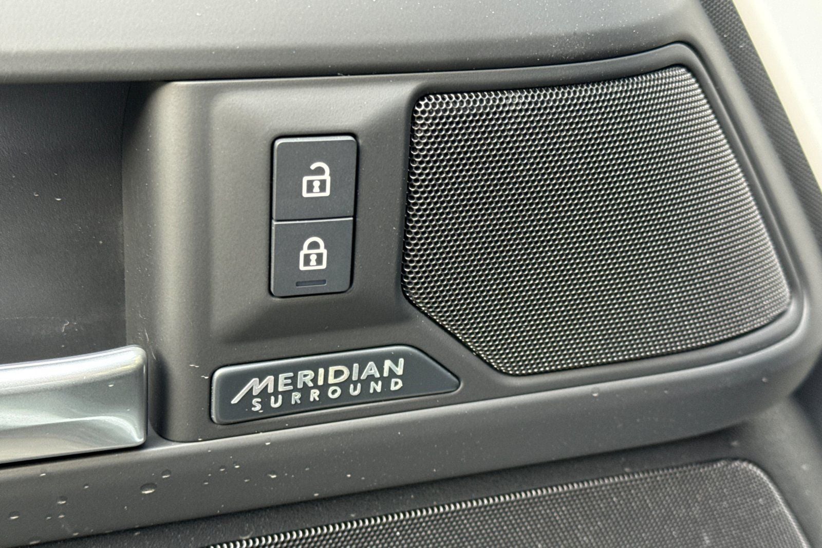 2026 Land Rover Defender 110 X-Dynamic SE