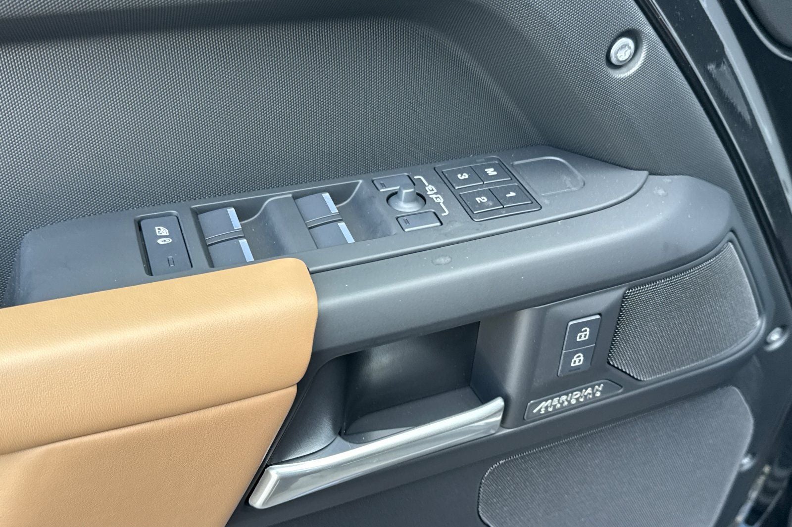 2026 Land Rover Defender 110 X-Dynamic SE
