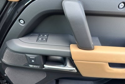 2026 Land Rover Defender 110 X-Dynamic SE