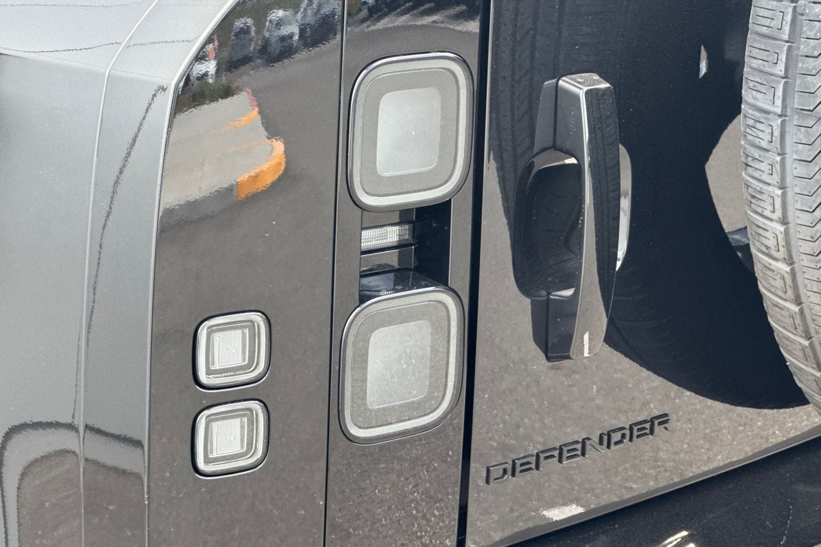 2026 Land Rover Defender 110 X-Dynamic SE
