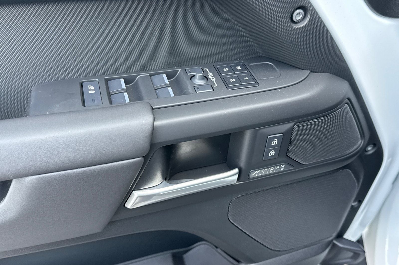 2026 Land Rover Defender 130 X-Dynamic SE