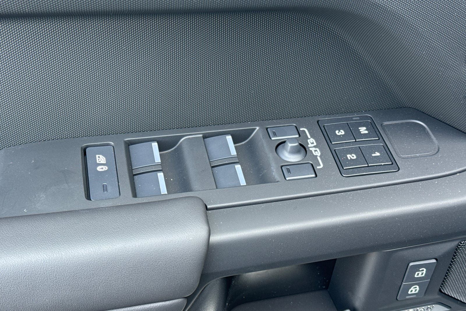 2026 Land Rover Defender 130 X-Dynamic SE
