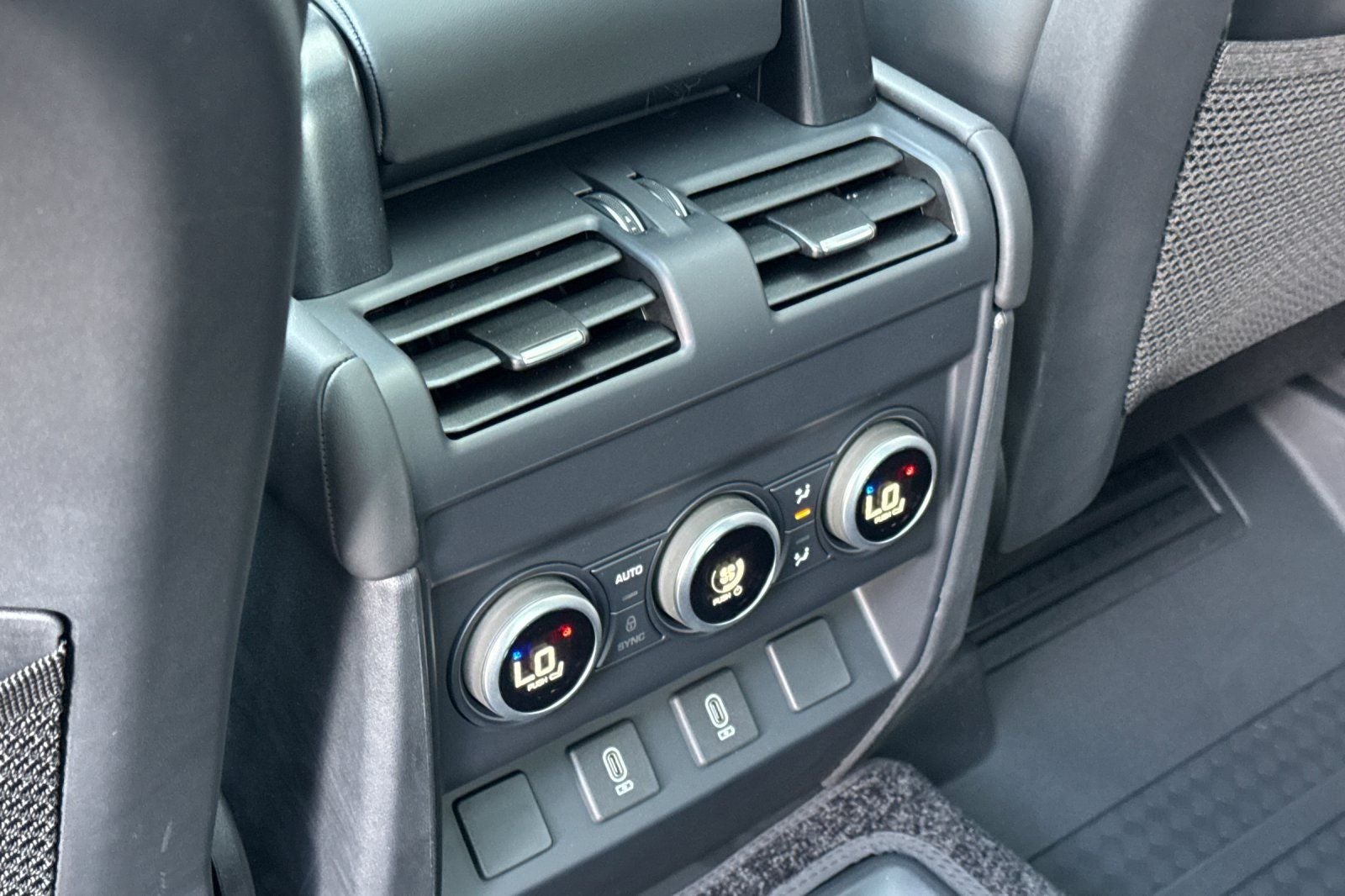 2026 Land Rover Defender 130 X-Dynamic SE