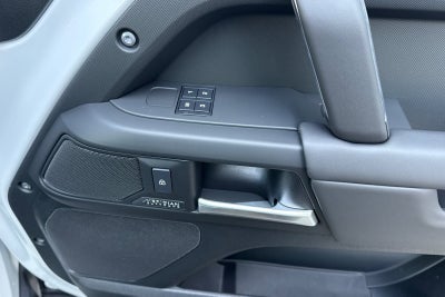 2026 Land Rover Defender 130 X-Dynamic SE